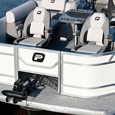 Replacing the 2 bow seats by 2 deluxe captain's chairs in option