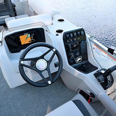 Driver helm shown with optional Simrad® NSX7