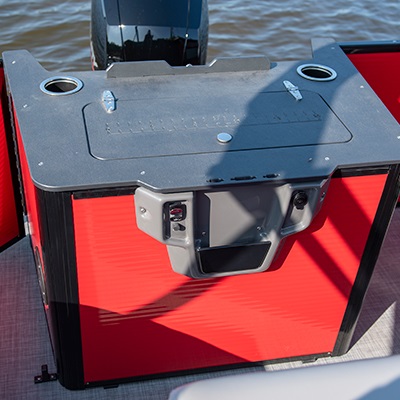 Fishing station with an integrated electric-filled livewell (49 L / 13 gal. U.S.)