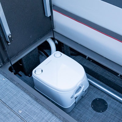 Groupe toilette optionnel incluant toilette chimique à réservoir à évacuation à pompe et salle d'habillage