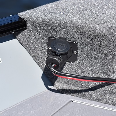 Prise permettant la connexion d'un moteur électrique dans la proue du bateau, offert en option