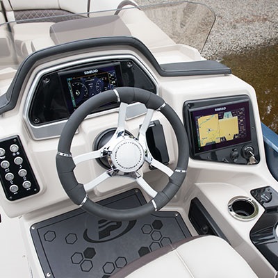 Console conducteur démontrée avec l'écran Simrad® NSX9 et système audio haute-performance optionnel