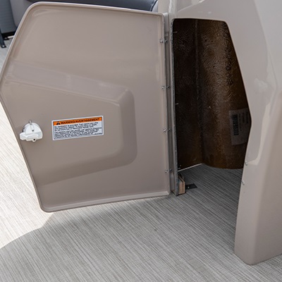 Porte de rangement dans la console