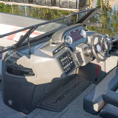 Console conducteur démontrée avec l'écran Simrad® NSX7 optionnel