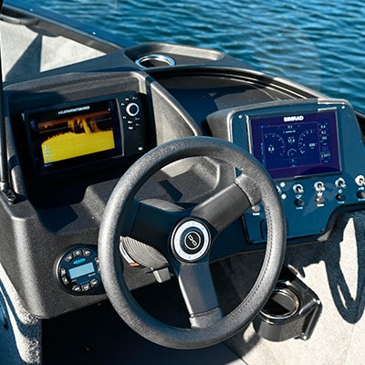 Console conducteur (démontré avec écran Simrad® NSX7 et sonar en option)