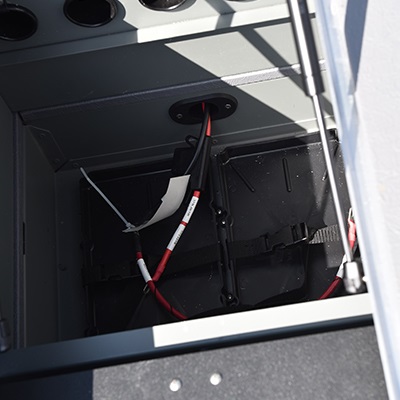 Rangement pour batterie incluant fiche et prise pour moteur électrique 12 V ou 24 V avec câblage
