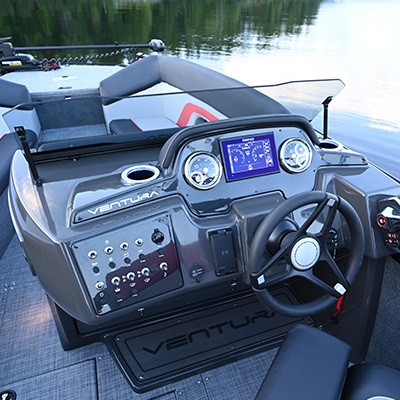 Console conducteur démontrée avec l'écran Simrad® NSX7 optionnel